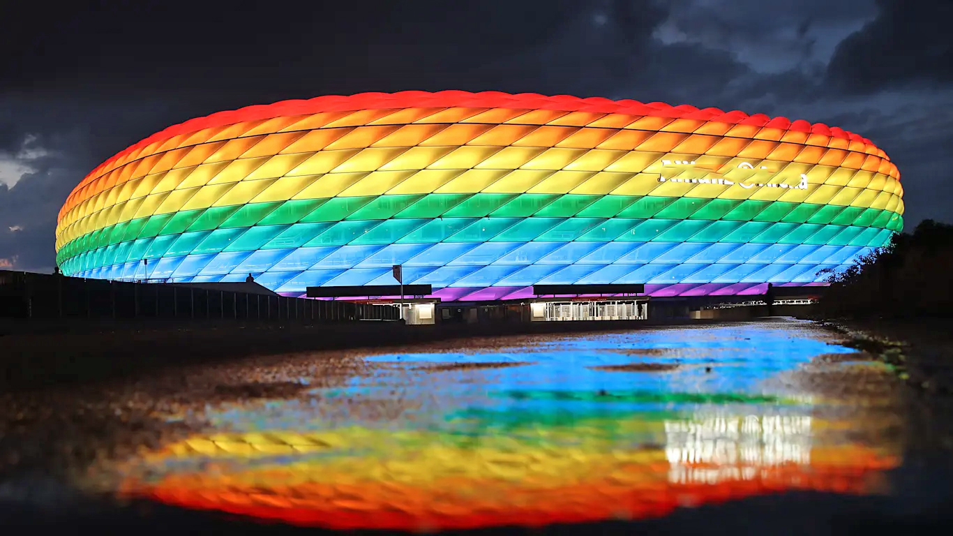 Münchner Stadion in Regenbogenfarbe